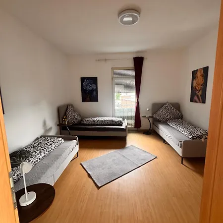 Und Monteure شقة *